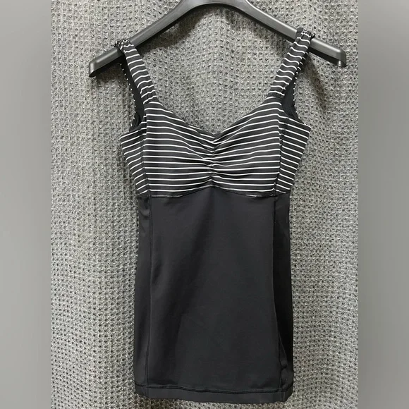 Lululemon Aria II Tank Top Size 6 Black White Parallel Stripe Yoga Shelf Bra - Picture 1 of 4